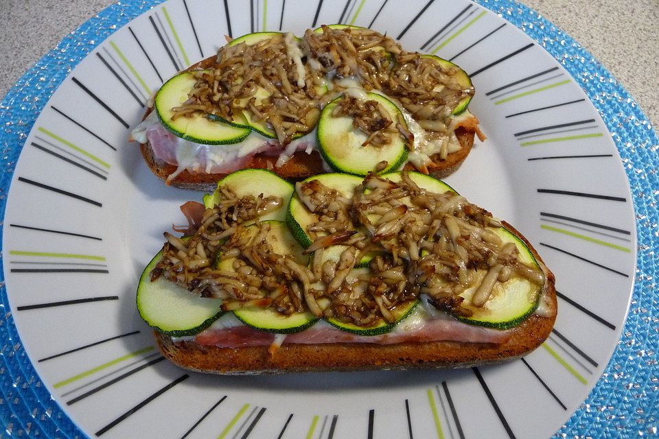 Zucchini - Schinken Brot