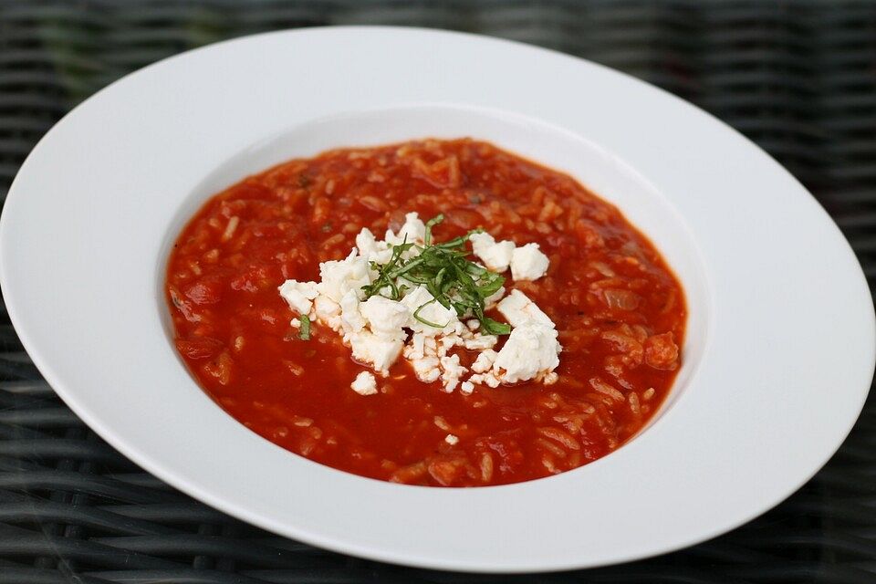 Tomatensuppe mit Feta Käse oder Schafkäse und Reis