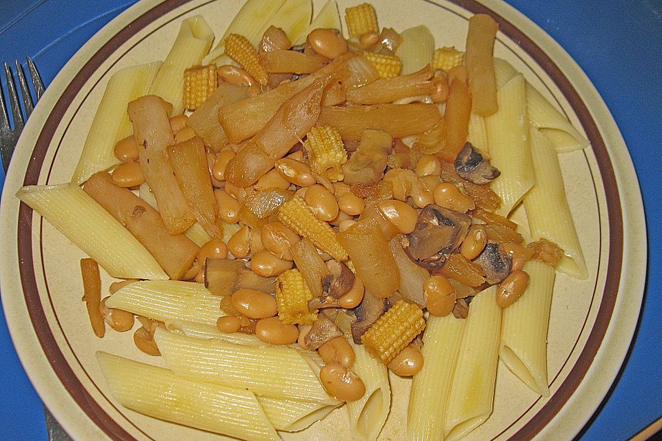 Penne mit süß - scharfer Gemüsesoße