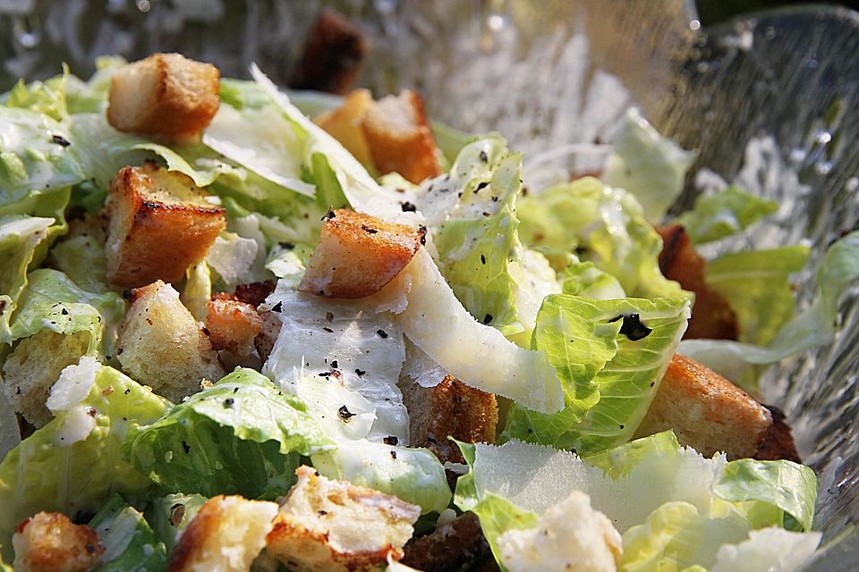 Caesar's Salad mit Parmesan - Croûtons