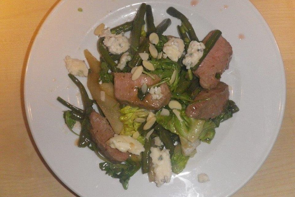 Fruchtiger Herbstsalat mit Lamm und Roquefort