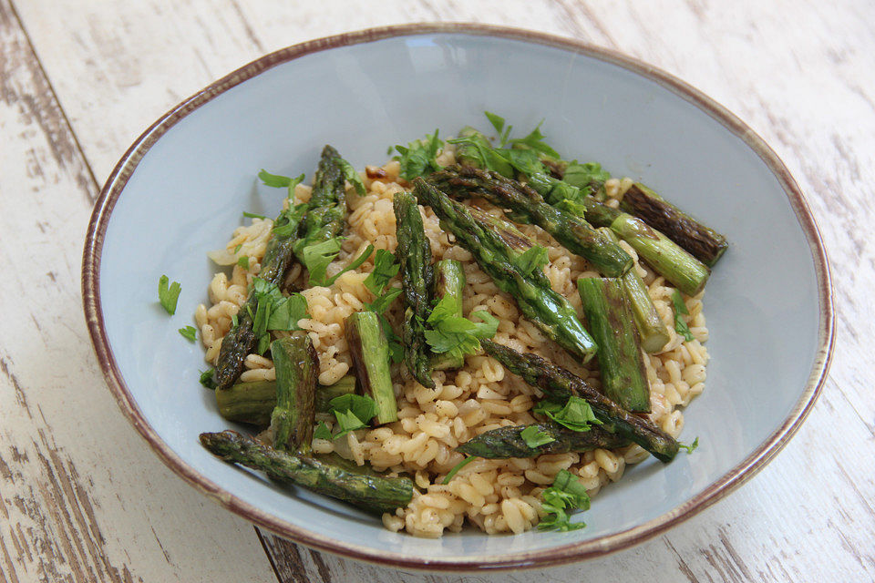 Zartweizen-Risotto mit gebratenem grünem Spargel