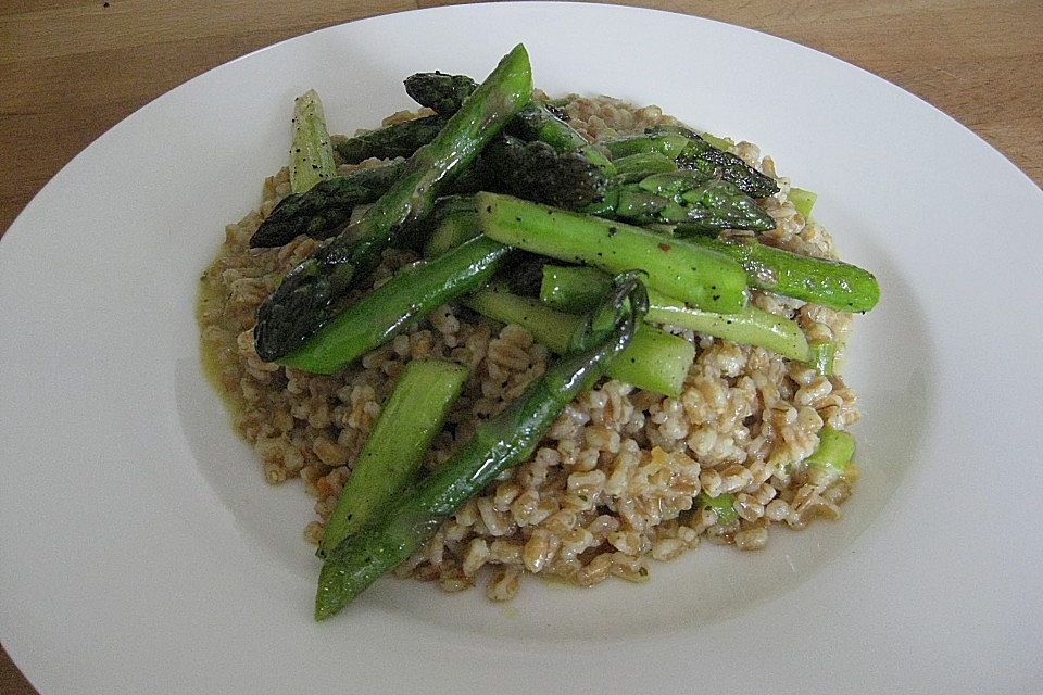 Zartweizen-Risotto mit gebratenem grünem Spargel