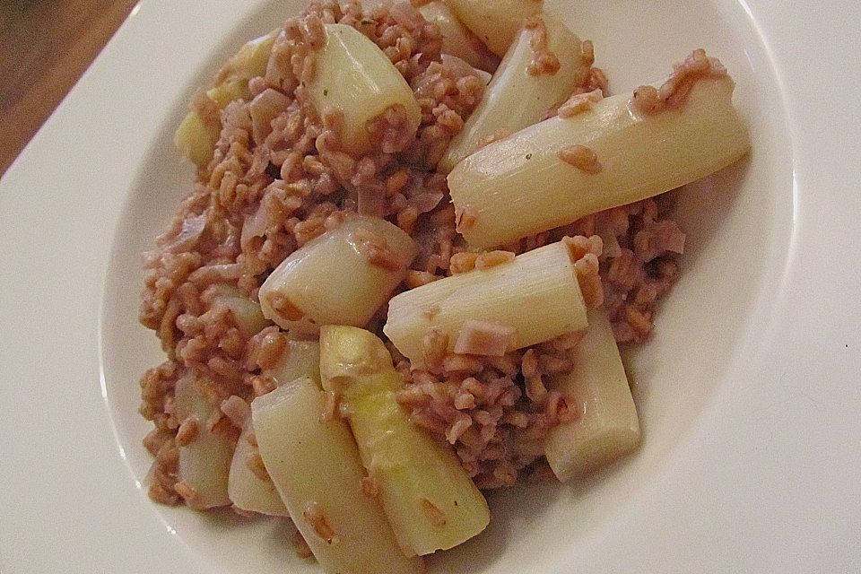 Zartweizen-Risotto mit gebratenem grünem Spargel