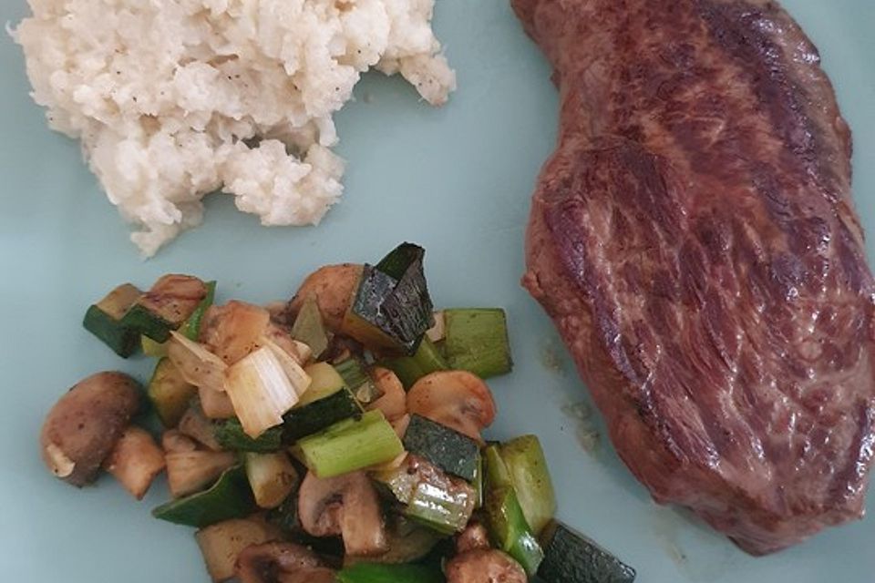 Rinderfilet mit Blumenkohlpüree und Zucchini - Pilz - Pfanne