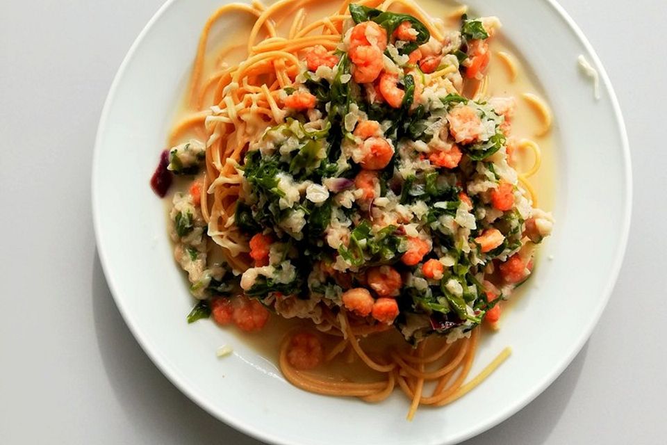 Nudeln mit scharfer Rucola - Shrimps - Soße