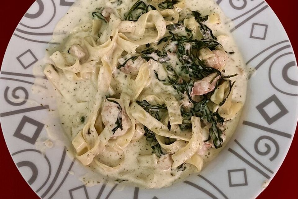 Nudeln mit scharfer Rucola - Shrimps - Soße