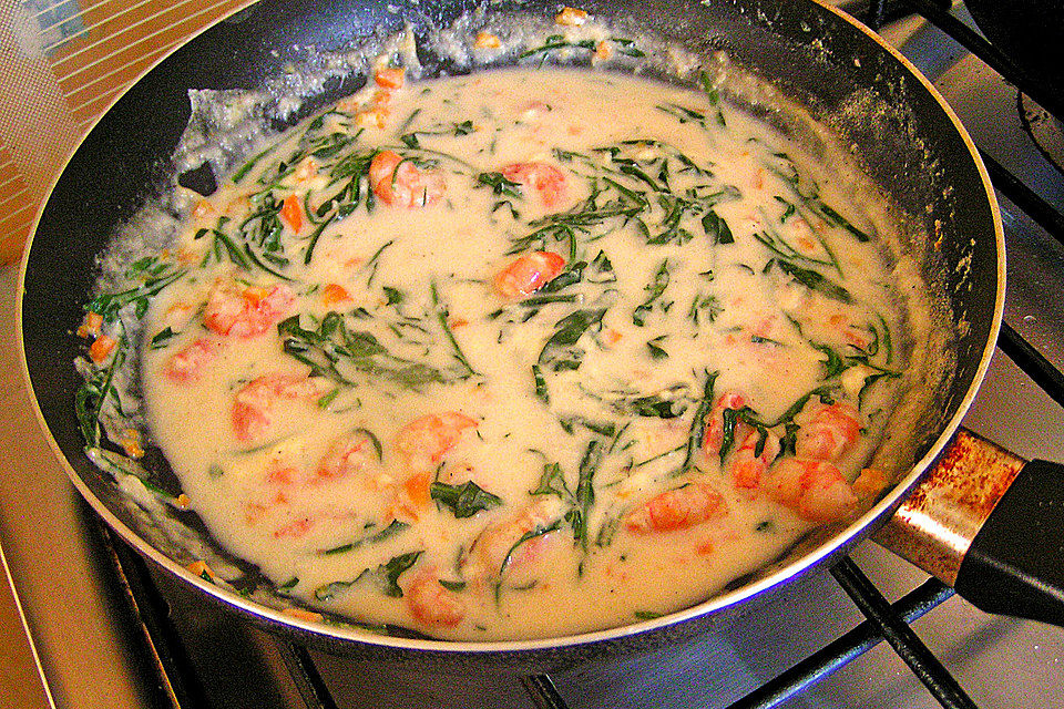 Nudeln mit scharfer Rucola - Shrimps - Soße