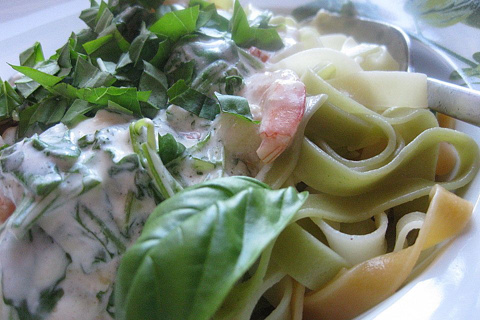 Nudeln mit scharfer Rucola - Shrimps - Soße