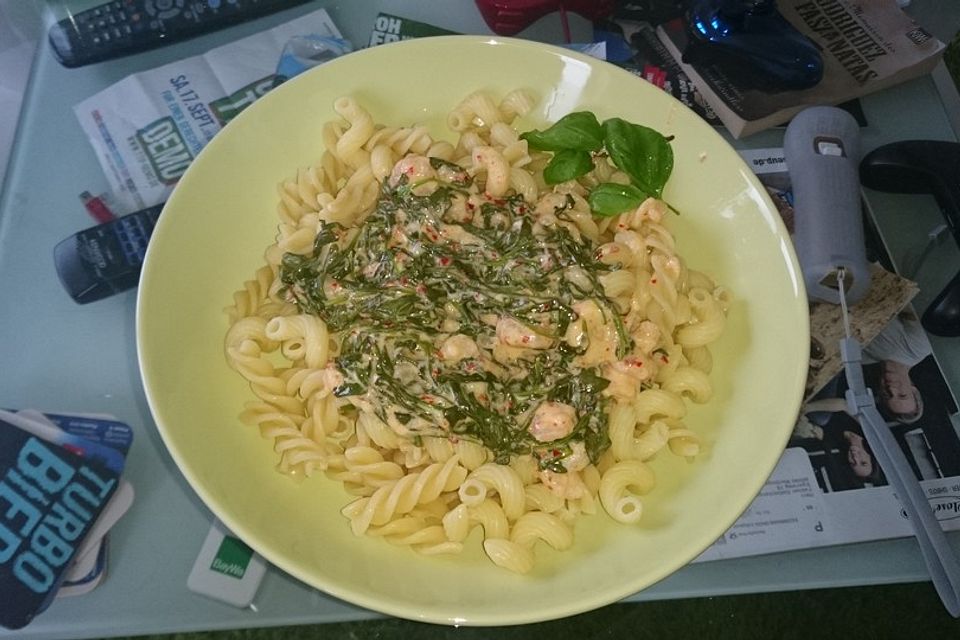 Nudeln mit scharfer Rucola - Shrimps - Soße