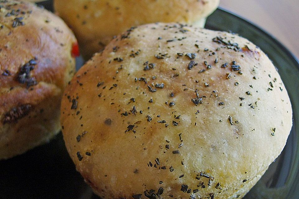 Gefüllte kleine Brötchen (in der Muffinform gebacken)