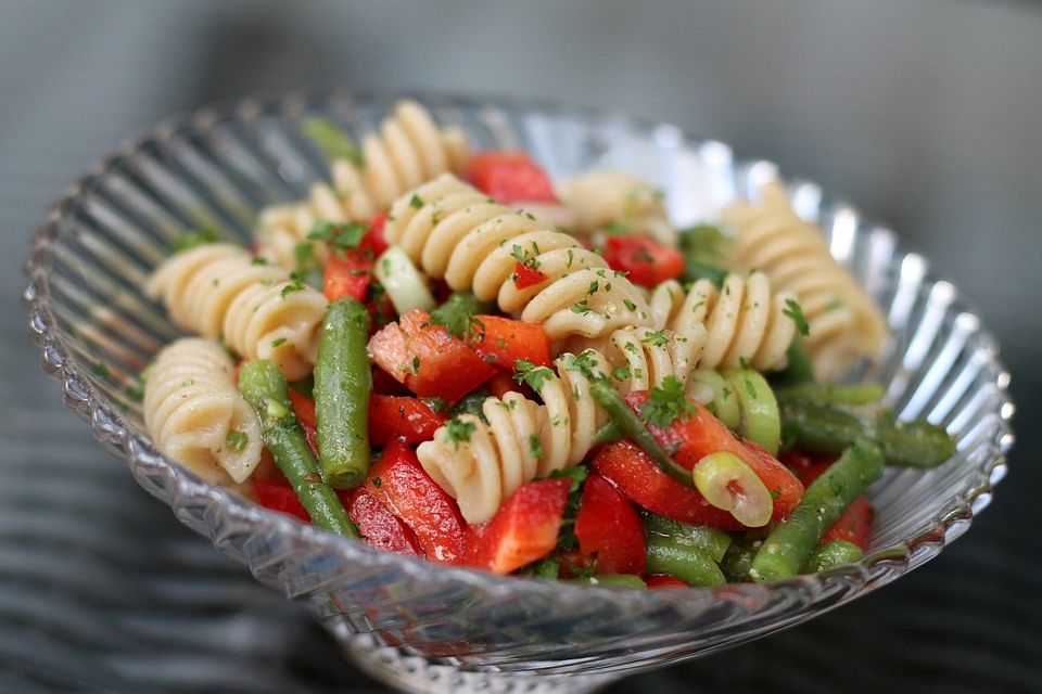 Nudelsalat mit Bohnen und Paprika in Senf Vinaigrette