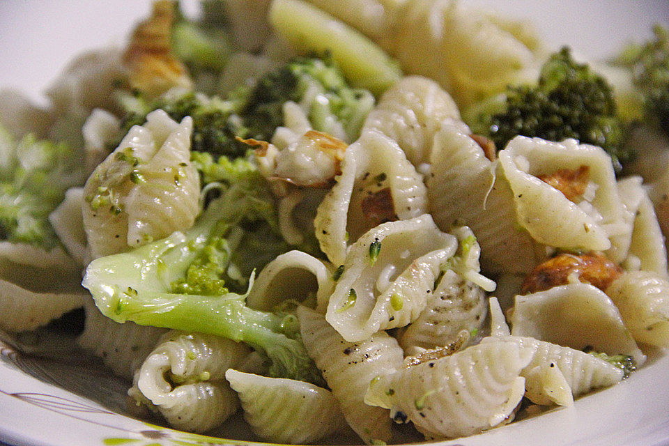 Orecchiette mit Brokkoli, Zitrone und Mandeln