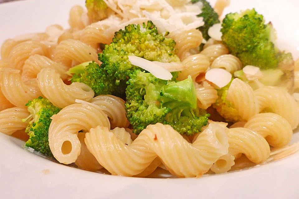 Orecchiette mit Brokkoli, Zitrone und Mandeln