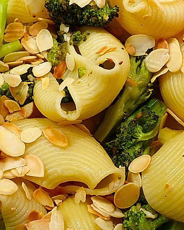 Orecchiette mit Brokkoli, Zitrone und Mandeln