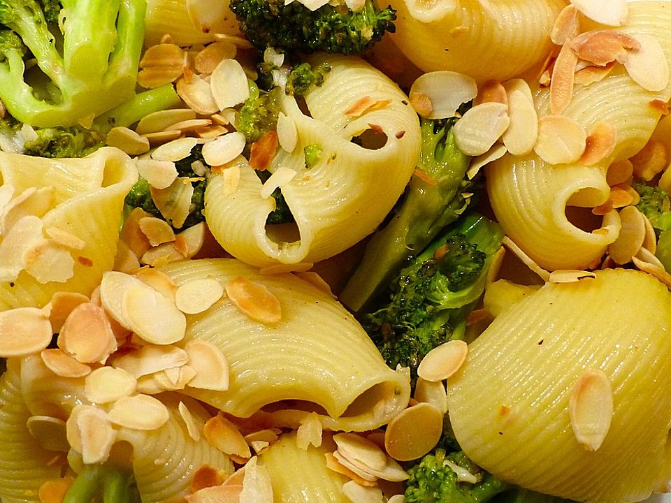 Orecchiette mit Brokkoli, Zitrone und Mandeln von missitalia | Chefkoch