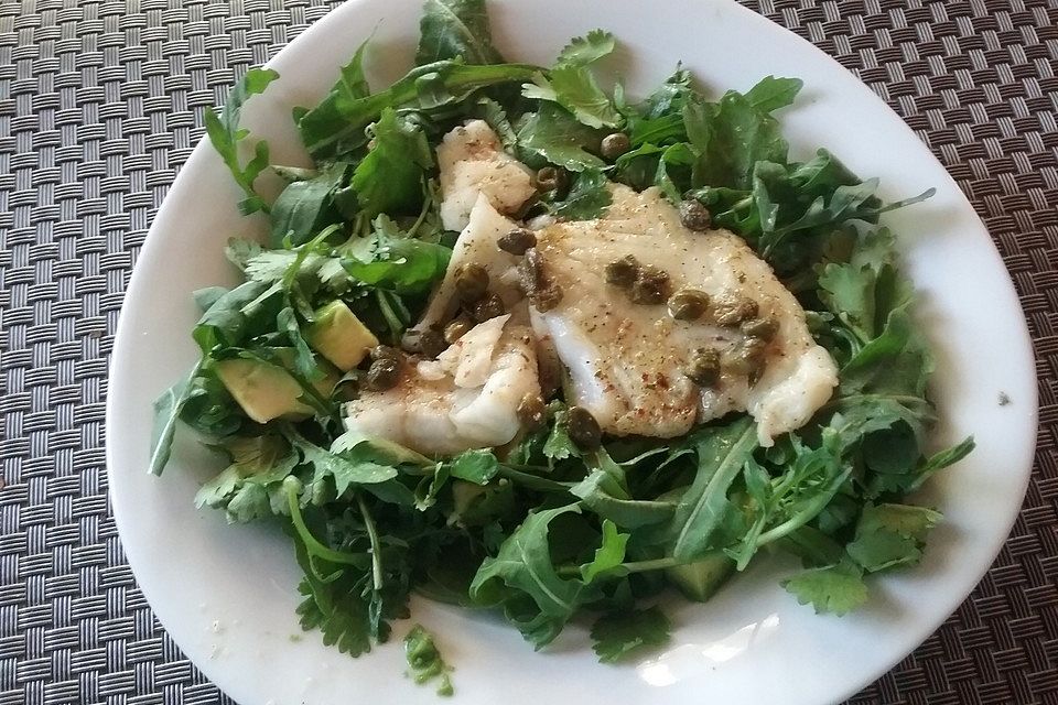 Seefisch auf Avocado - Rucola - Salat