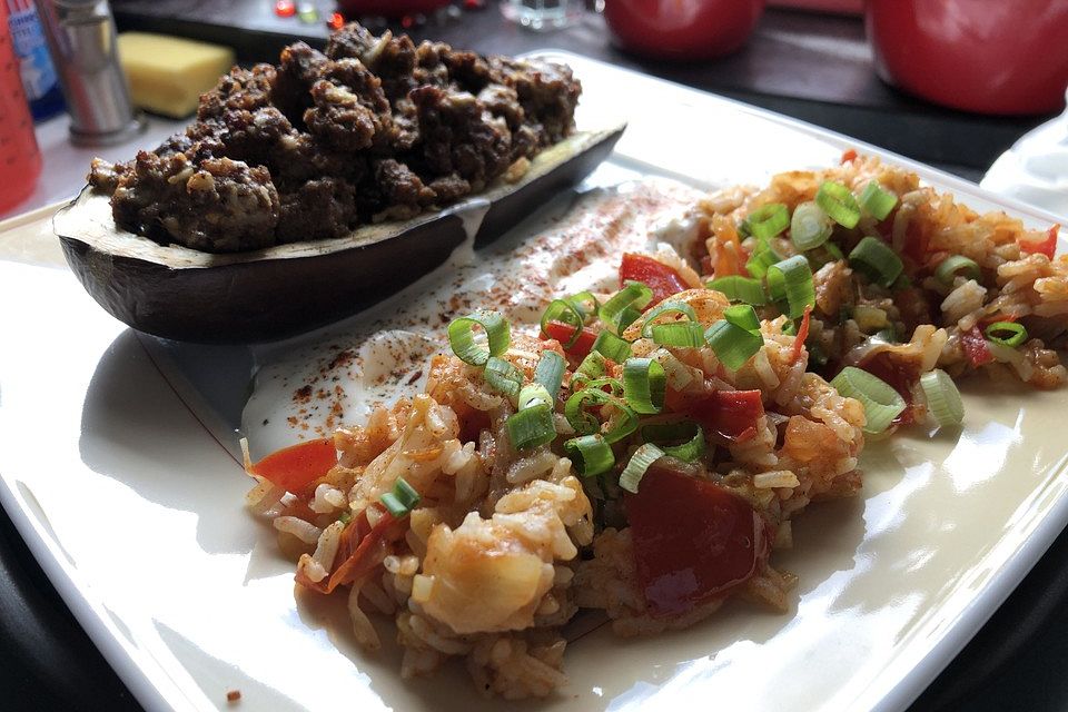 Orientalische Auberginen - Hackfleisch - Schiffchen mit Joghurt und Reis