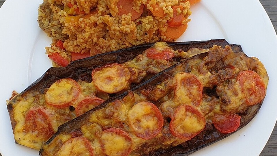 Orientalische Auberginen - Hackfleisch - Schiffchen mit Joghurt und ... Orientalische Auberginen - Hackfleisch - Schiffchen mit Joghurt und ...