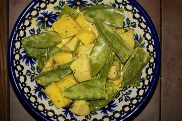 Hähnchen - Curry - Salat mit Mango und Zuckerschoten