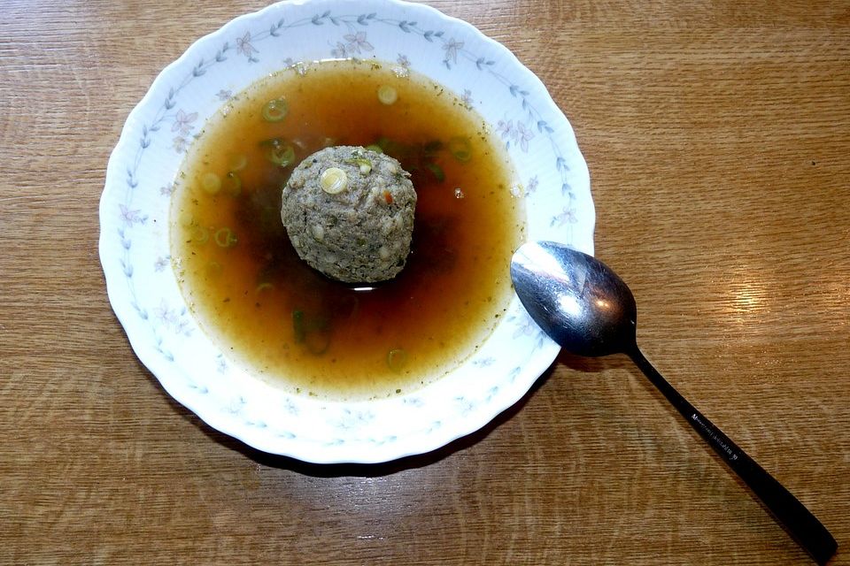 Leberknödelsuppe mit Einlage