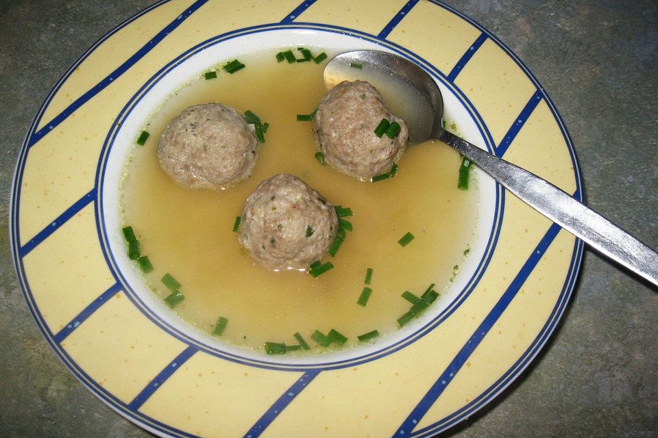 Leberknödelsuppe mit Einlage