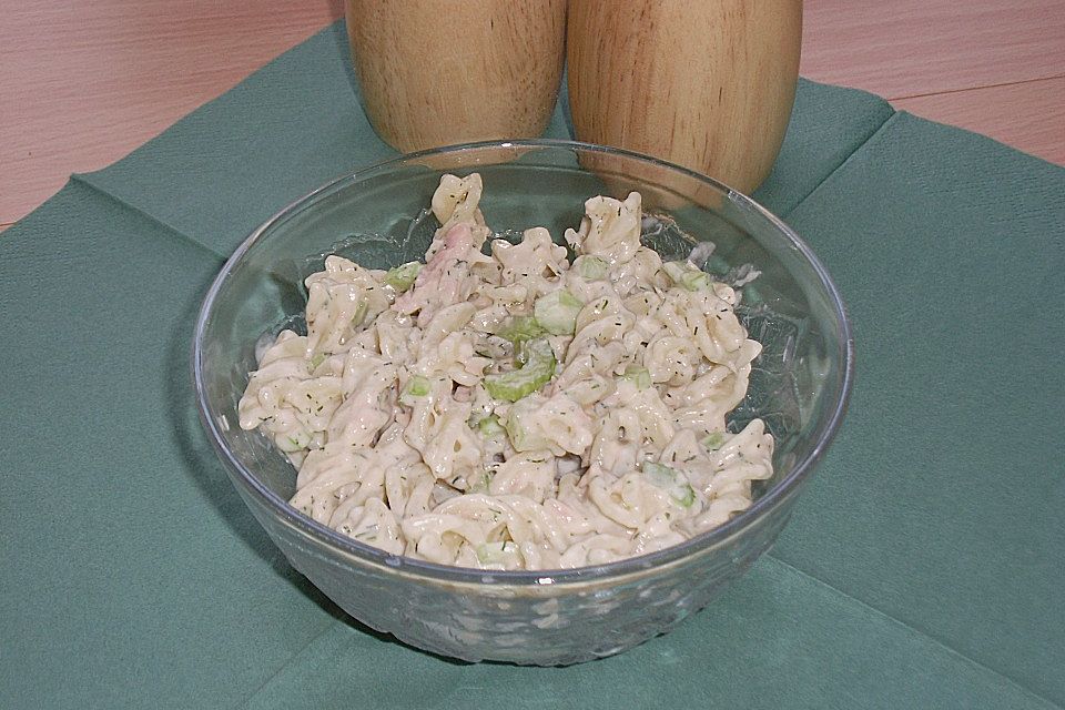 Nudelsalat mit Thunfisch und Sellerie