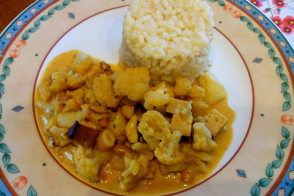 Blumenkohlcurry mit Nüssen und Tofu