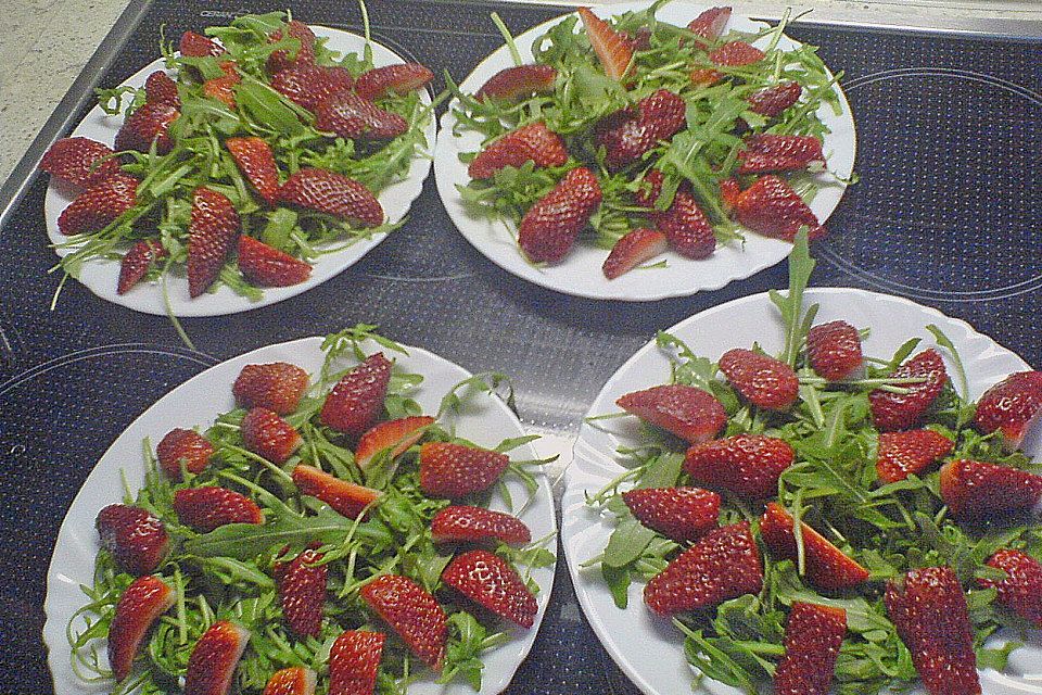 Erdbeeren mit Rucola und Parmesan