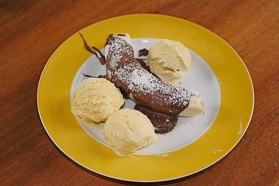 HOT BANANA - SPLIT  mit geschmolzenen Marshmallows und Vanilleeis