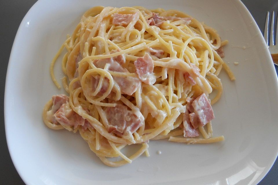 Spaghetti mit Schinken - Sahne - Sauce Spaghetti mit Schinken - Sahne - Sauce
