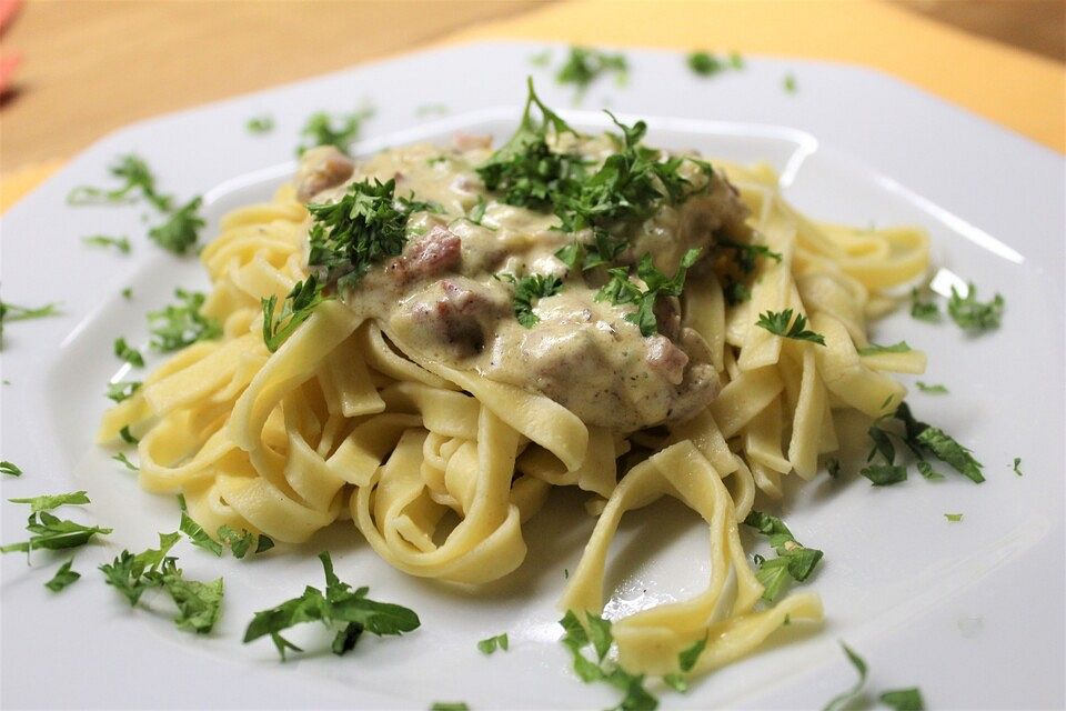 Spaghetti mit Schinken - Sahne - Sauce