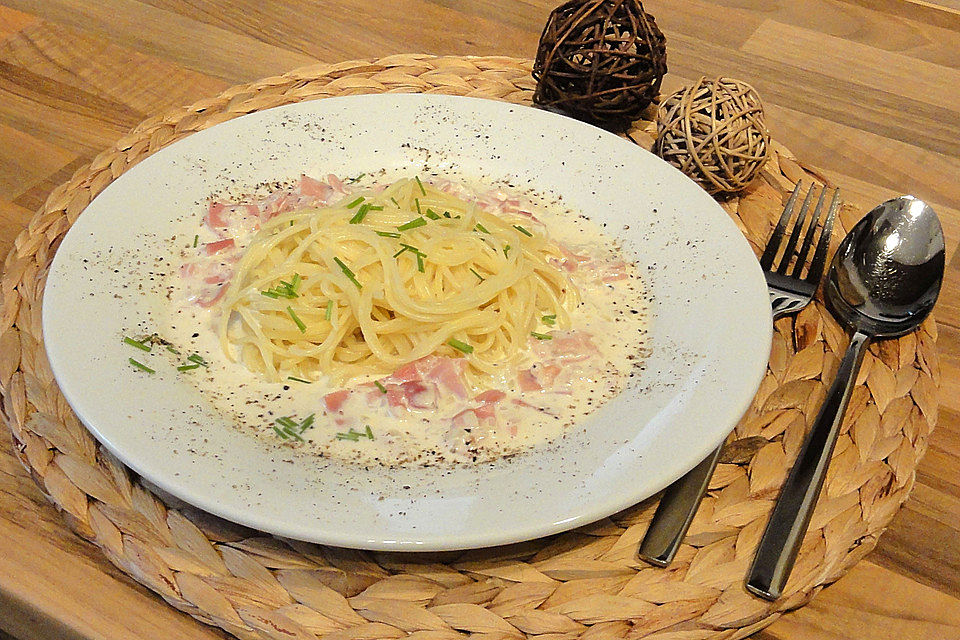 Spaghetti mit Schinken - Sahne - Sauce Spaghetti mit Schinken - Sahne - Sauce