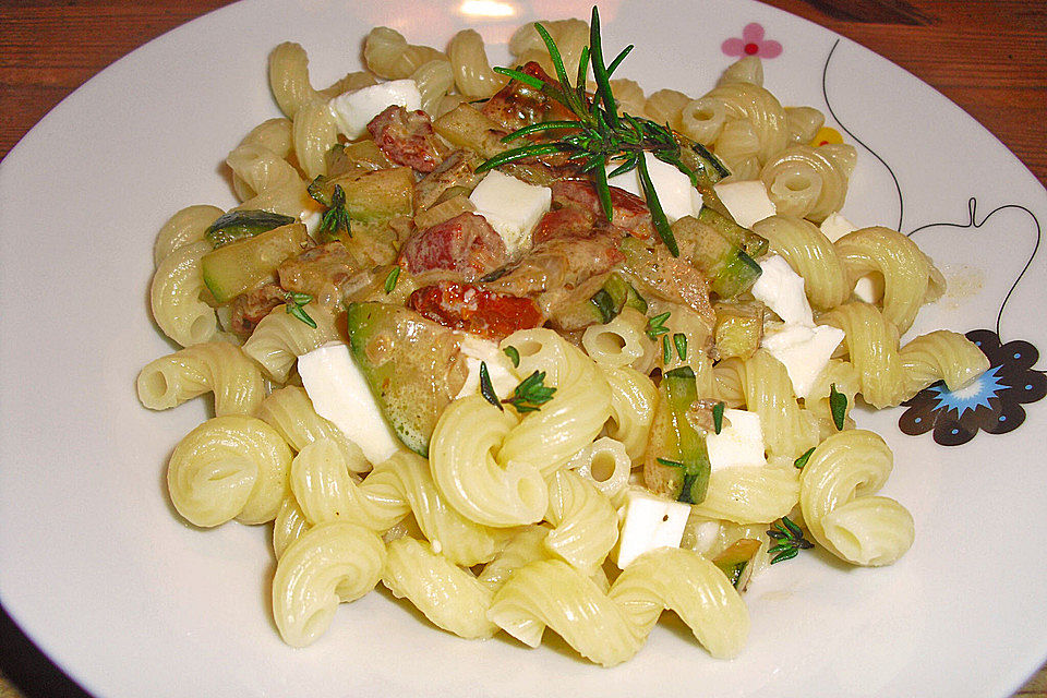 Nudeln mit Zucchini und getrockneten Tomaten