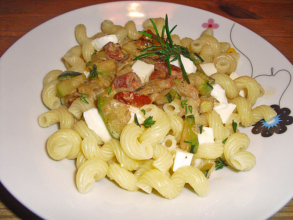 Nudeln mit Zucchini und getrockneten Tomaten von Kerstin_B| Chefkoch