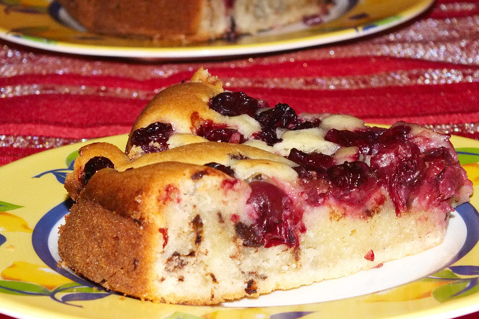 Saftiger  Rührkuchen mit Kirschen und Schokosplittern