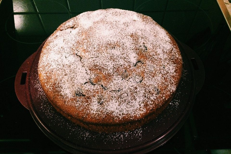 Saftiger  Rührkuchen mit Kirschen und Schokosplittern