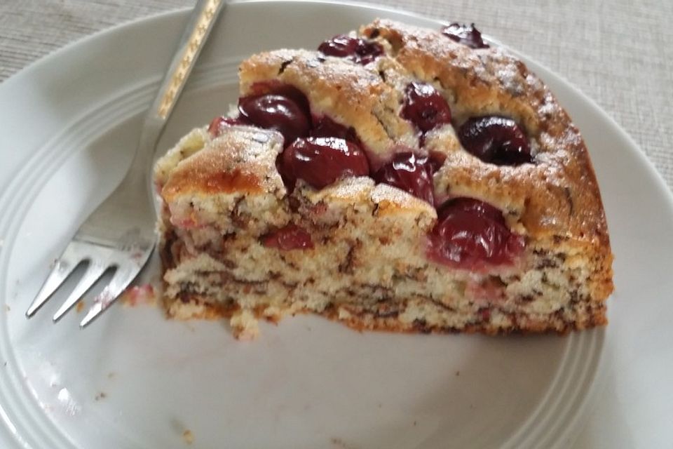 Saftiger  Rührkuchen mit Kirschen und Schokosplittern