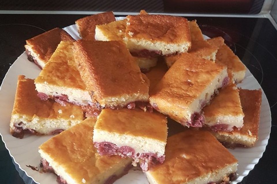 Saftiger  Rührkuchen mit Kirschen und Schokosplittern