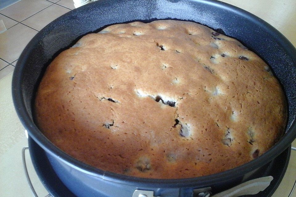 Saftiger  Rührkuchen mit Kirschen und Schokosplittern