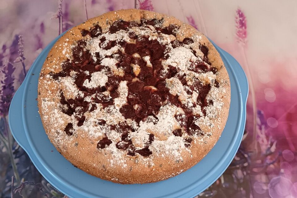 Saftiger  Rührkuchen mit Kirschen und Schokosplittern