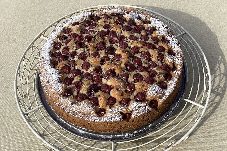 Saftiger  Rührkuchen mit Kirschen und Schokosplittern