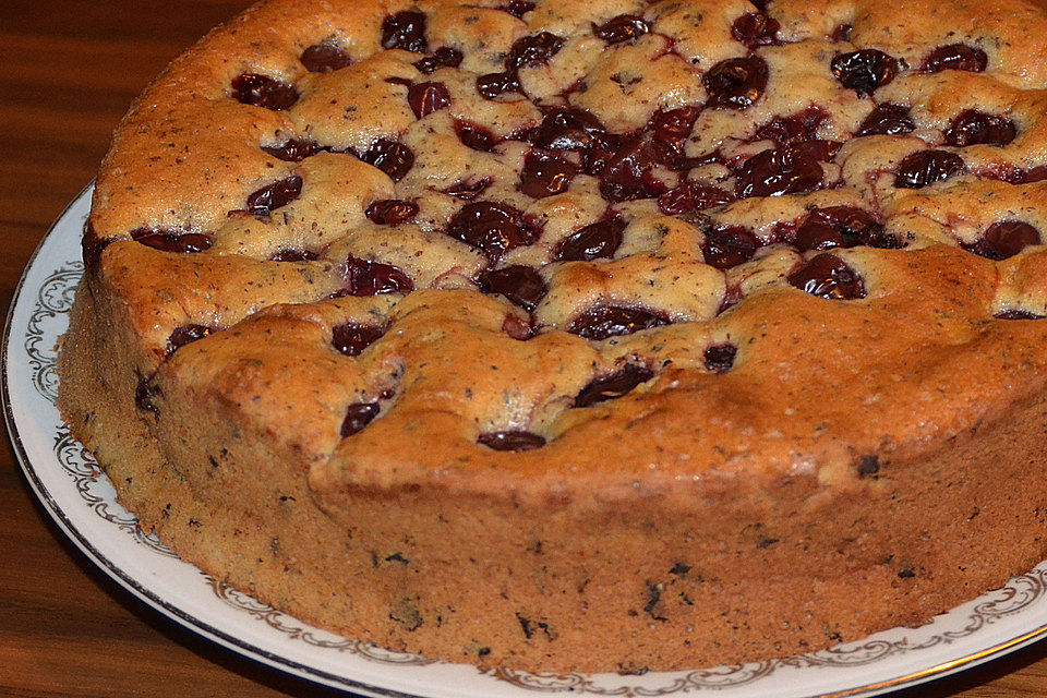 Saftiger  Rührkuchen mit Kirschen und Schokosplittern