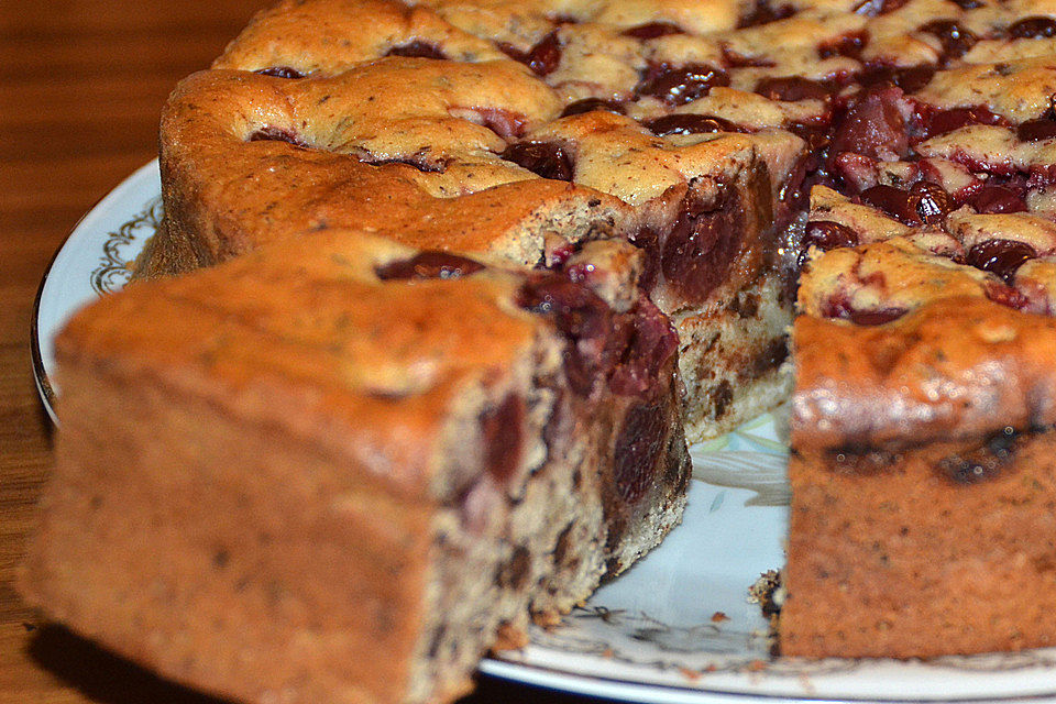 Saftiger  Rührkuchen mit Kirschen und Schokosplittern