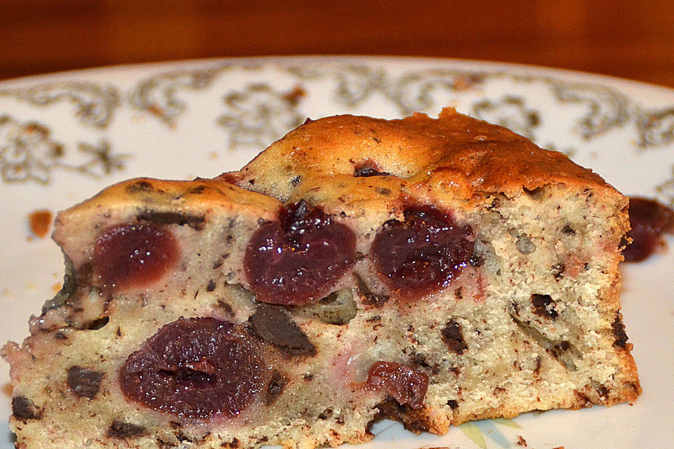 Saftiger  Rührkuchen mit Kirschen und Schokosplittern