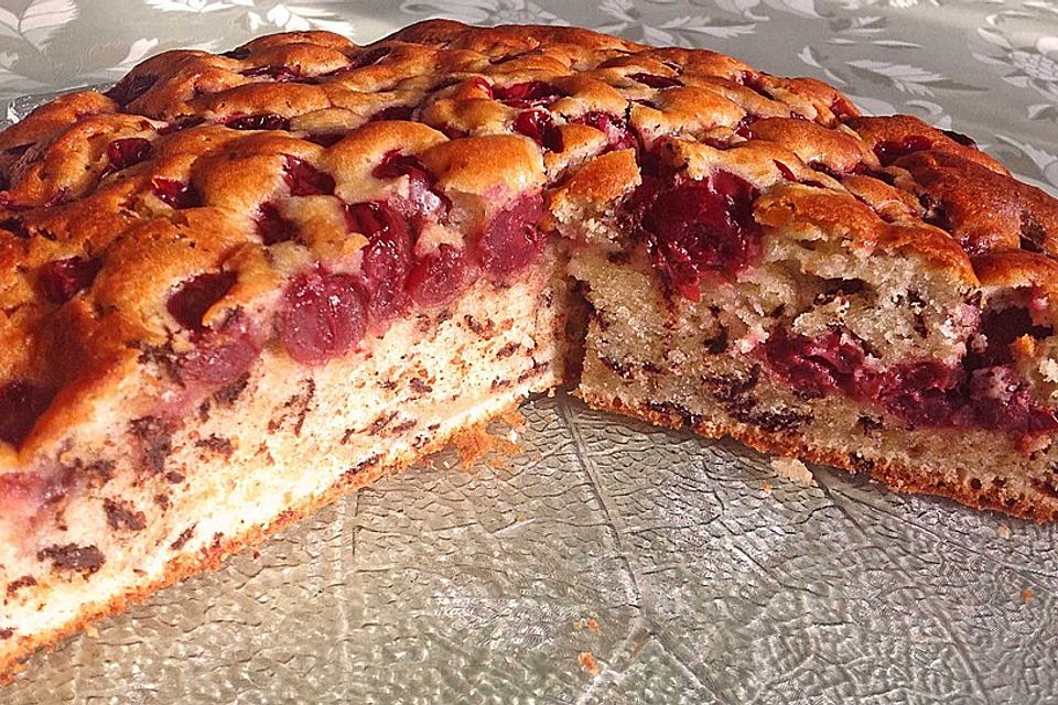 Saftiger  Rührkuchen mit Kirschen und Schokosplittern