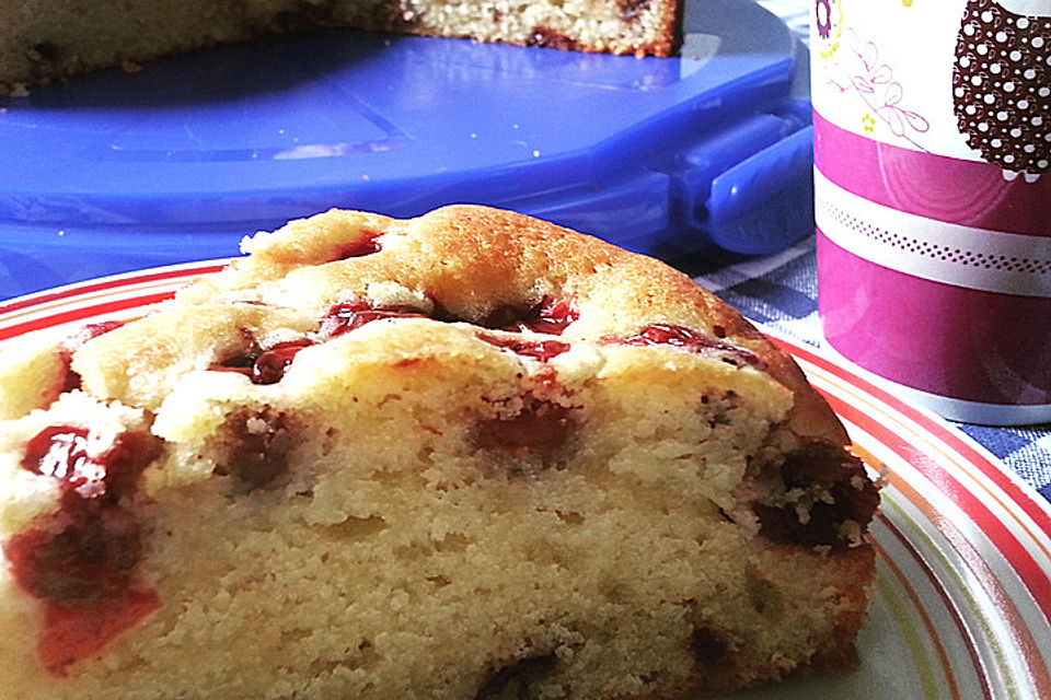 Saftiger  Rührkuchen mit Kirschen und Schokosplittern