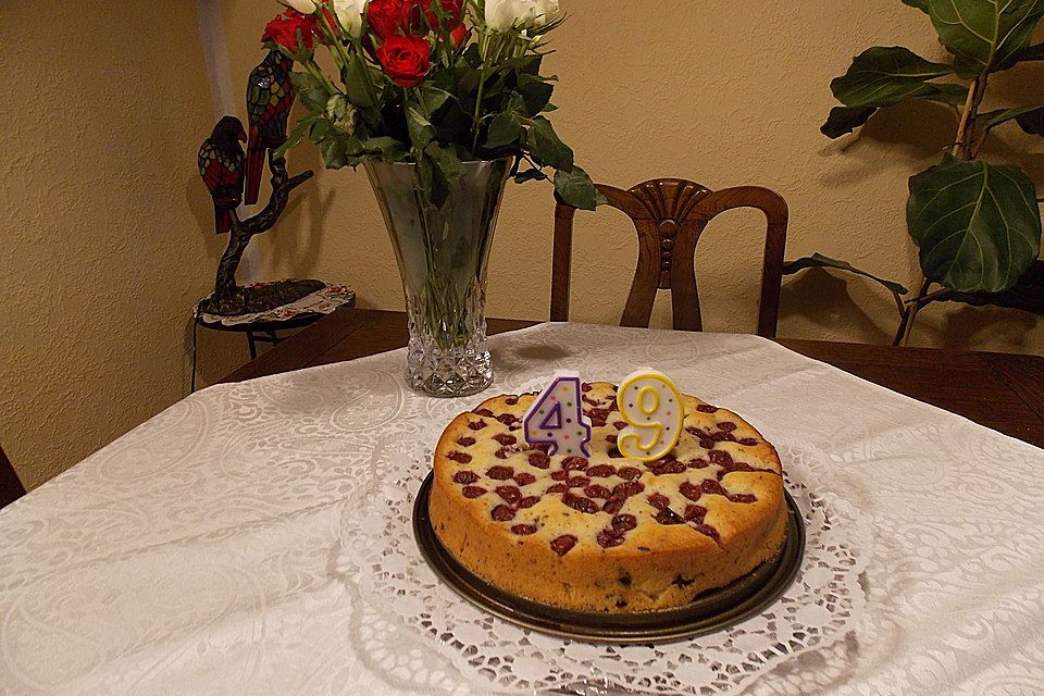 Saftiger  Rührkuchen mit Kirschen und Schokosplittern