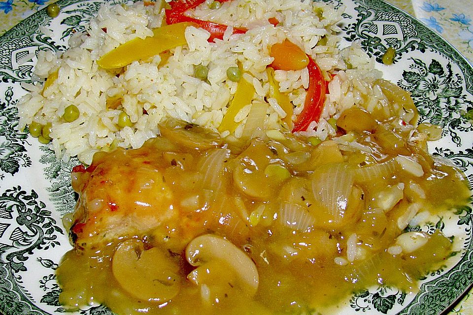 Hühnchensteak in Weißwein - Champignon - Zwiebel - Sauce mit Gemüsereis