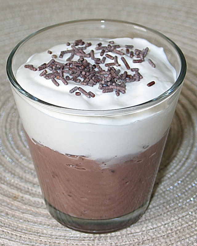 Schokoladenpudding mit Sahne und Streuseln